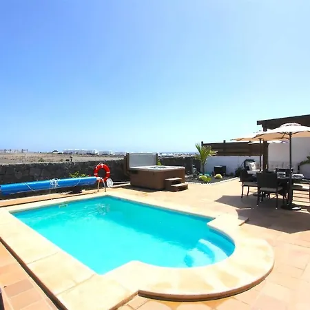 Emma Villa Playa Blanca